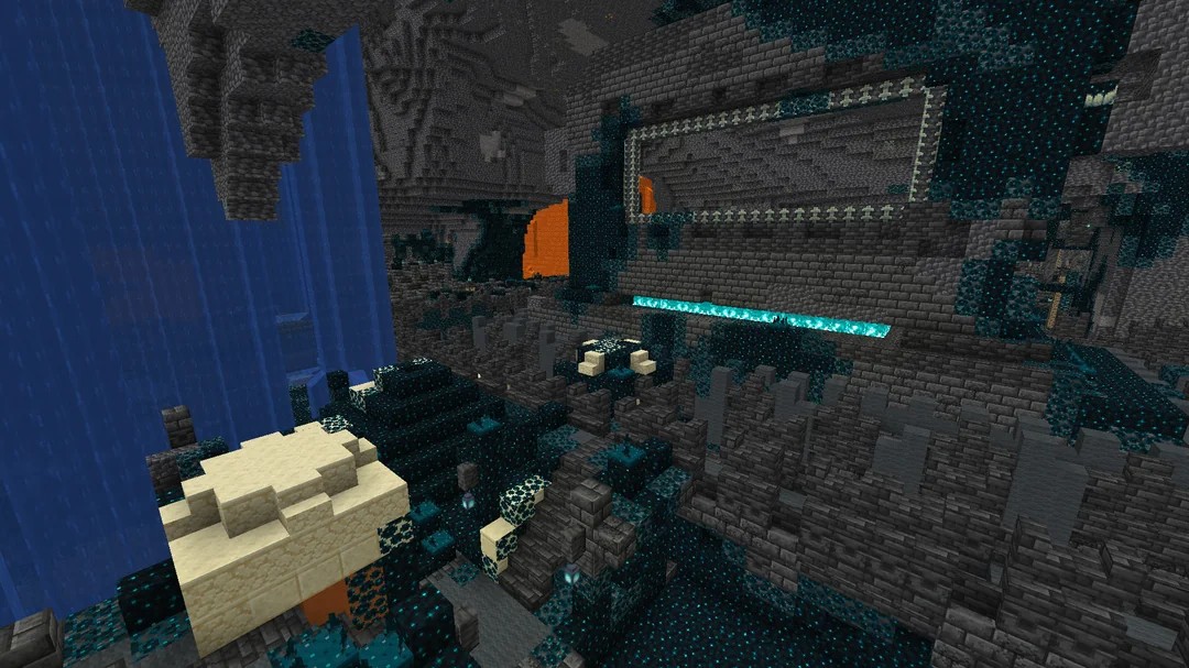 Pyramid inside an ancient city in Minecraft seed 7101332189657068768